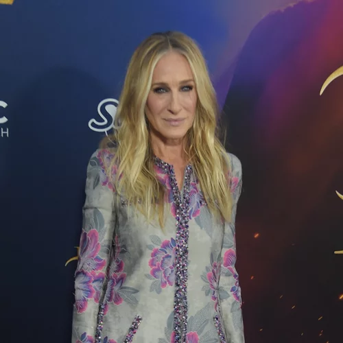 Sarah Jessica Parker | Η σπάνια οικογενειακή εμφάνιση στο μοβ χαλί με τις δίδυμες κόρες της