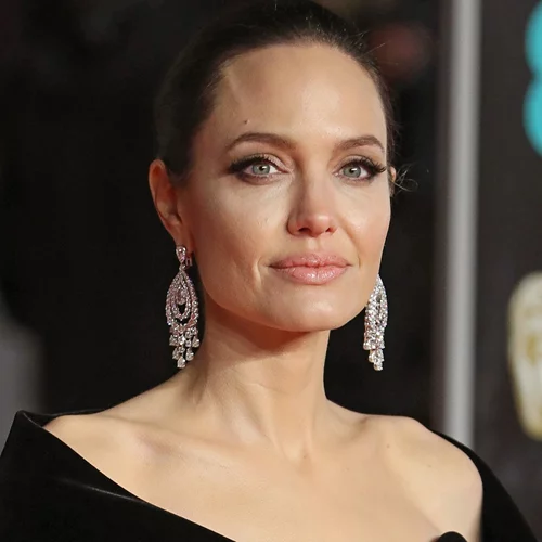 Η Angelina Jolie έγινε ξανθιά και είναι πιο σέξι από ποτέ | Η φωτογραφία με τον νέο της αγαπημένο που κάνει τον γύρο του κόσμου