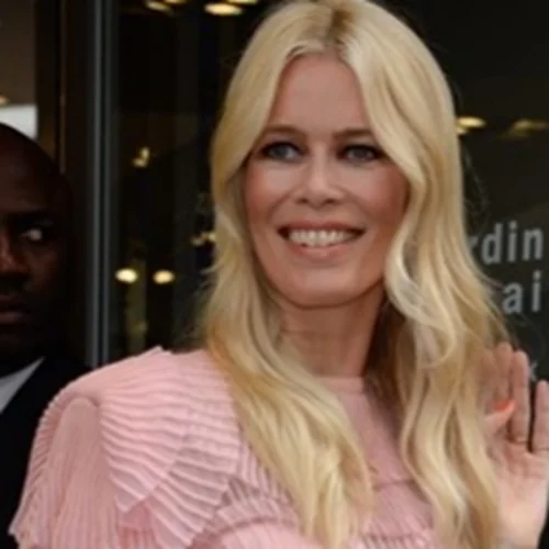 Claudia Schiffer | Ποζάρει στα 51 της με floral μπικίνι στην παραλία