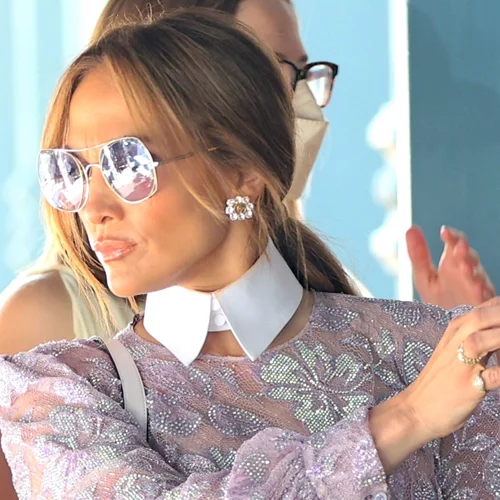 Η Jennifer Lopez έκανε το πιο διαχρονικό χρώμα του χειμώνα στα νύχια της | Tαιριάζει σε όλες τις ηλικίες