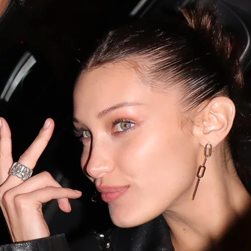 Claw Clips ή κλάμερ | Δες πώς να συνδυάσεις το πιο cult & cool αξεσουάρ μαλλιών