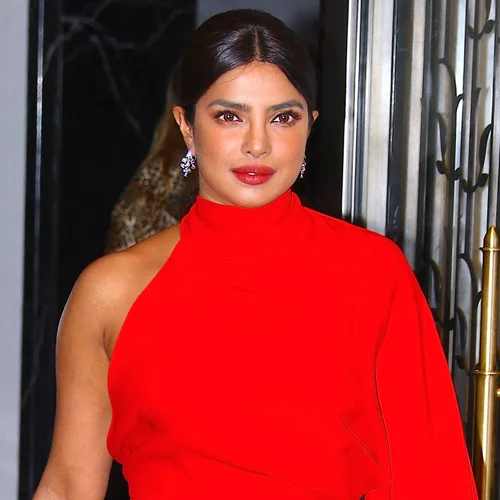 Priyanka Chopra | Το monochromatic brown μακιγιάζ της για τα Billboard Music Awards 2021 ήταν μαγευτικό
