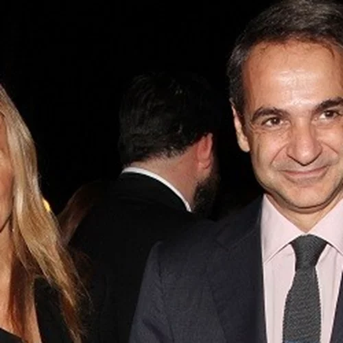 Κυριάκος Μητσοτάκης - Μαρέβα Γκραμπόφσκι Μητσοτάκη | Φωτογραφίζονται στην παραλία μαζί με τα τρία τους παιδιά