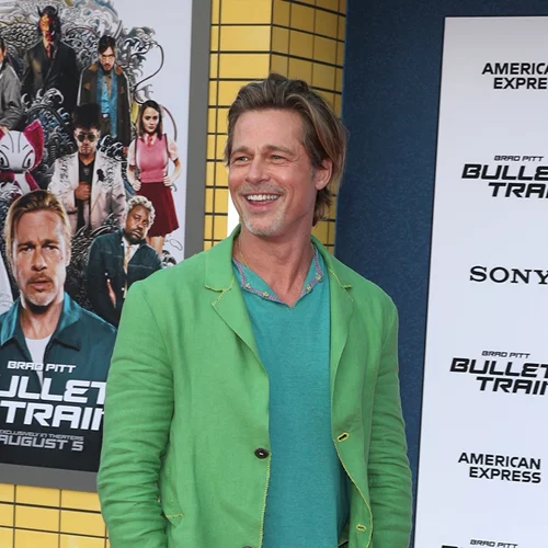 O Brad Pitt "πετάει" από τη χαρά του