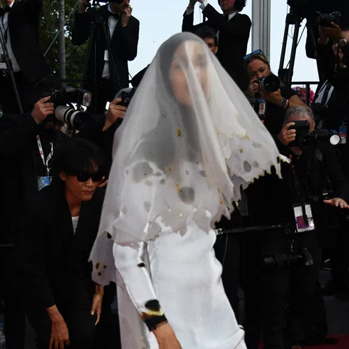 Ραουντάχ Μοχάμεντ | Το καμένο φόρεμα στο κόκκινο χαλί και το δυνατό μήνυμα για τις γυναίκες του Ισλάμ