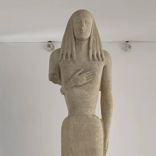Η Κόρη της Θήρας | Το εντυπωσιακό άγαλμα στο Αρχαιολογικό Μουσείο Θήρας