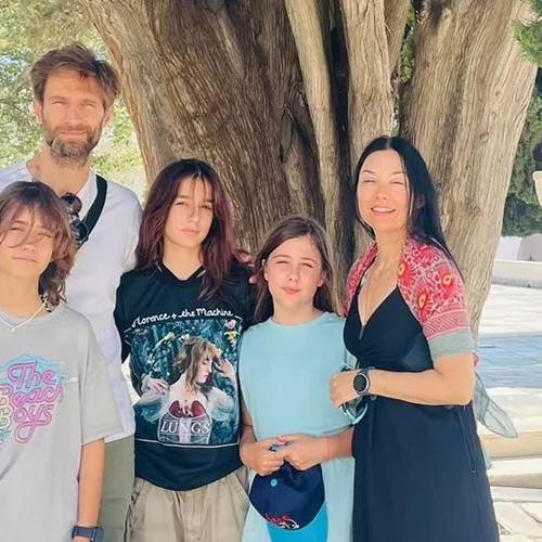 Μάξιμος Μουμούρης και Νάντια Γιαννακοπούλου | Στην Επίδαυρο μαζί με τις πανέμορφες κόρες τους - Οι υπέροχες οικογενειακές φωτογραφίες