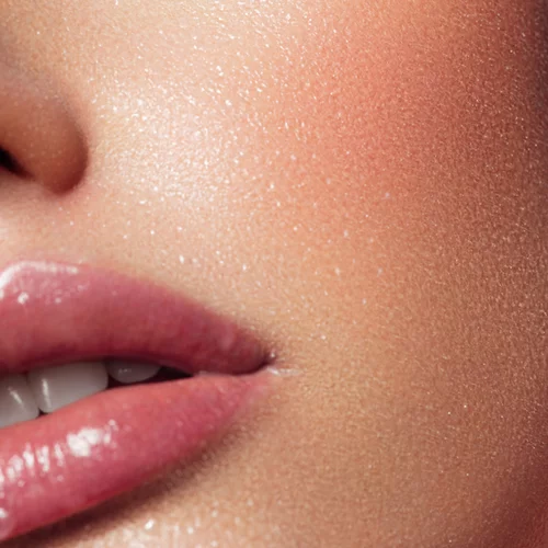 Αγαπάς το nude χρώμα στα χείλη; Πάμε στοίχημα ότι θα λατρέψεις αυτό το σούπερ ενυδατικό, σταθερό nude κραγιόν