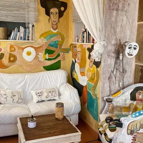 Στο σπίτι της εικαστικού Έλενας Λιακούδη τα πάντα είναι τέχνη