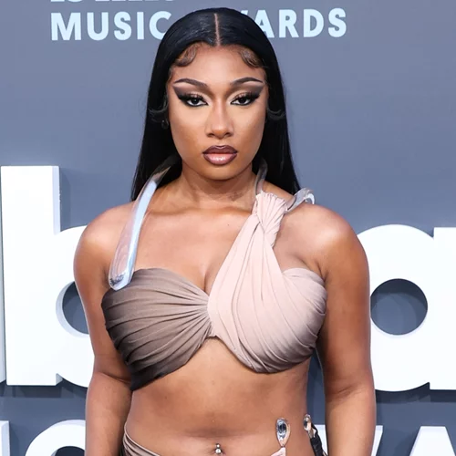 Megan Thee Stallion | Μιλά για πρώτη (και τελευταία) φορά για τη δολοφονική επίθεση που δέχτηκε από τον φίλο της