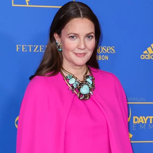 Η Drew Barrymore συζητά ανοιχτά για την περιεμμηνόπαυση και "σπάει" το στίγμα