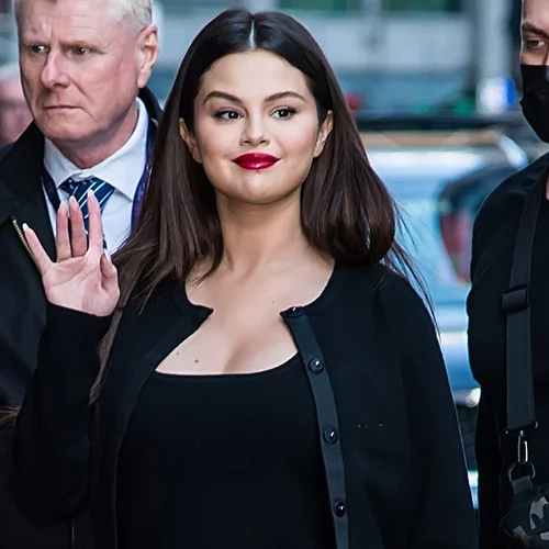 H Selena Gomez έβαψε τα νύχια της στο πιο ωραίο φθινοπωρινό χρώμα