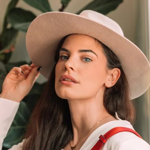 Το κορίτσι του καλοκαιριού | 10 φωτογραφίες της Χριστίνας Μπόμπα με μαγιό, για να μπαίνουμε στο κλίμα