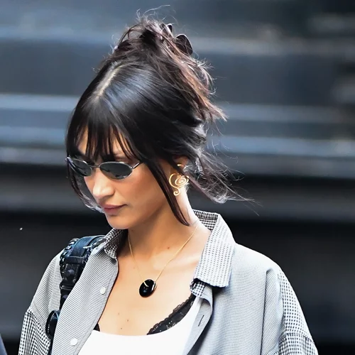 Το girly αξεσουάρ μαλλιών που θα αντικαταστήσει τα κλάμερ φέτος το καλοκαίρι