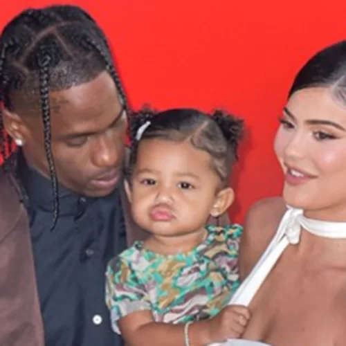Η οικογένεια της Kylie Jenner (μάλλον) αποκάλυψε το όνομα του μωρού της
