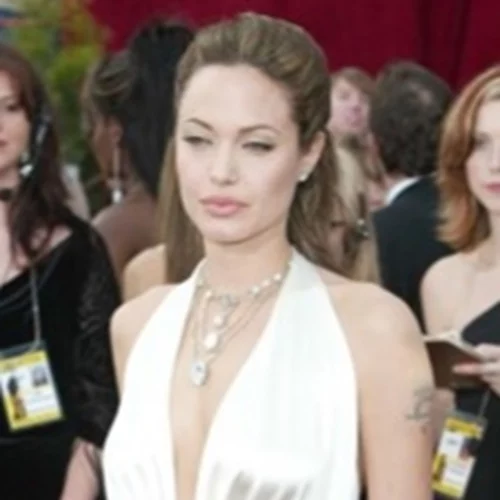 H τραγική ιστορία της Angelina Jolie | Η σχέση με τον πατέρα της, τα ναρκωτικά και ο Brad Pitt