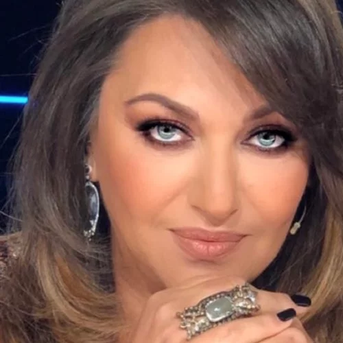 Η Καίτη Γαρμπή φόρεσε το party dress που πρέπει να αγοράσεις τώρα για μετά το τέλος της καραντίνας