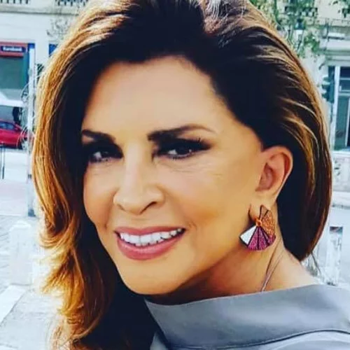 Μιμή Ντενίση | Ποζάρει με μίνι μαύρο φόρεμα στον ολάνθιστο κήπο του εξοχικού της σπιτιού