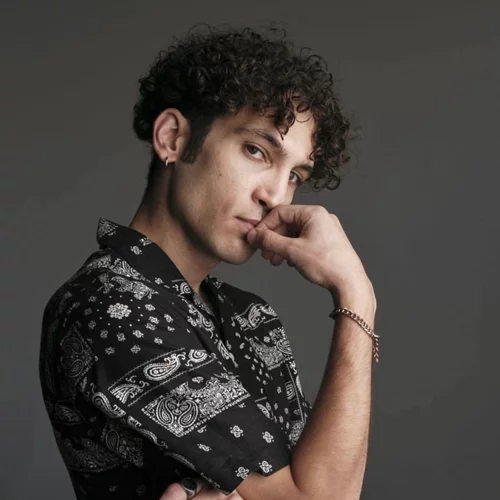 Ορέστης Χαλκιάς | Ο πρωταγωνιστής του ''Maestro'' μας συστήνει την κούκλα σύντροφό του