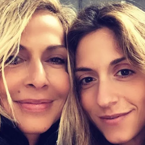 Άννα Βίσση | Σε σπάνια φωτογραφία με την κόρη της, 30 χρόνια πριν - Αγνώριστη η Σοφία Καρβέλα