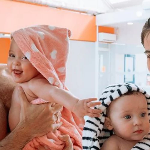 Χριστίνα Μπόμπα | Γενέθλια αγκαλιά με την Αριάνα και τη Φιλίππα - Το τρυφερό βίντεο και οι ευχές του Σάκη Τανιμανίδη