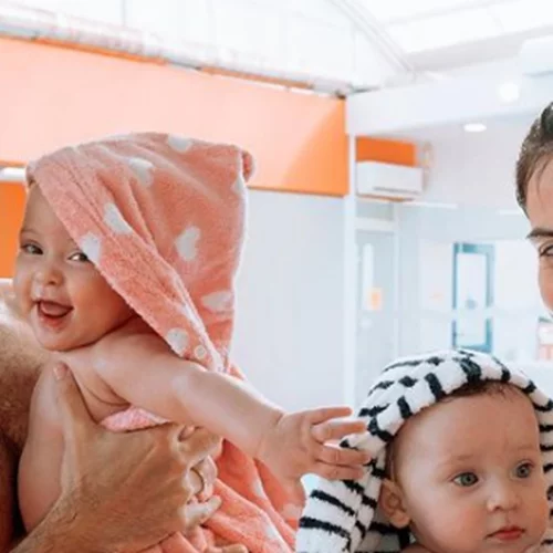 Χριστίνα Μπόμπα - Σάκης Τανιμανίδης | Στη θάλασσα με τις κόρες τους - Το insta story της Αλεξάνδρας Εξαρχοπούλου με ένα από τα μωρά