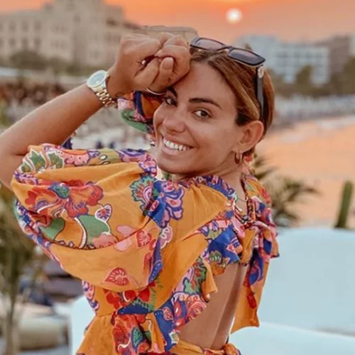 Η Ευρυδίκη Βαλαβάνη δείχνει δημόσια την ταυτότητά της και λύνει μια και καλή το μυστήριο με την ηλικία της