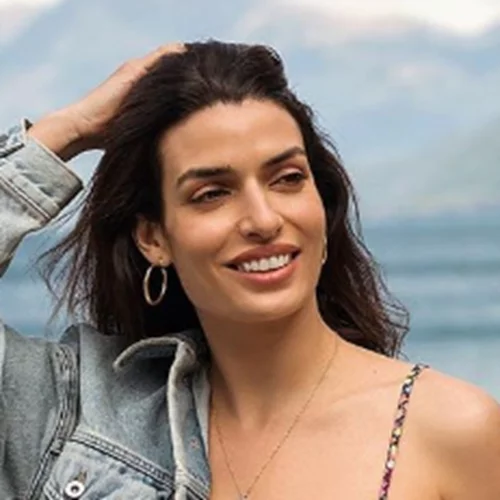 Η Τόνια Σωτηροπούλου λέει όχι στο photoshop και μας δείχνει το εκπληκτικό κορμί της