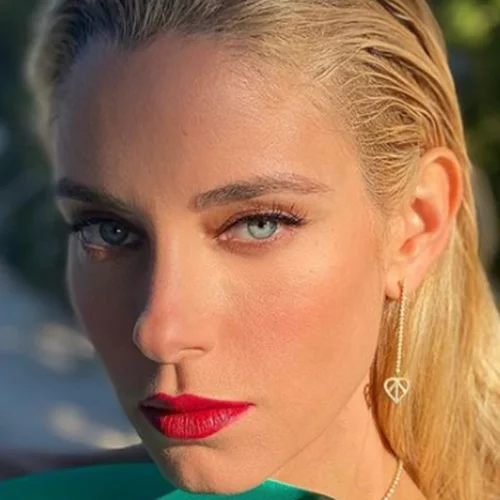 Μαυρισμένη και πιο σέξι από ποτέ | Η Δούκισσα Νομικού έβαλε το κόκκινο φόρεμα των ονείρων μας