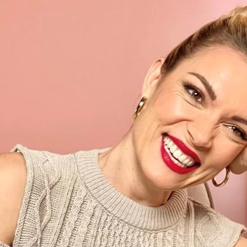 Η Βίκυ Καγιά έχει στιλ ακόμη και στον ύπνο της | Δείτε την να ποζάρει φορώντας τις πιτζάμες της