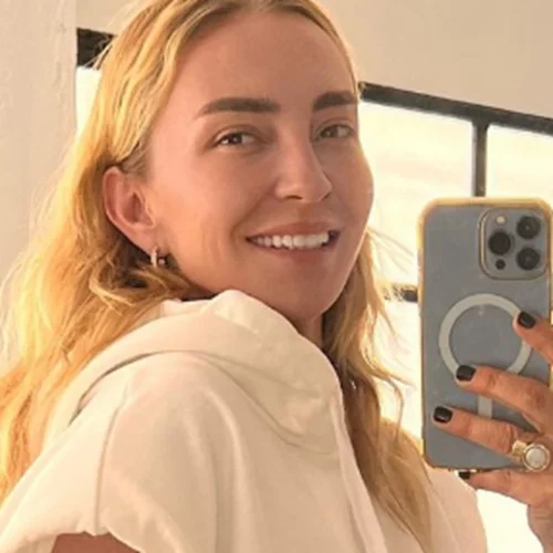 Ρούλα Ρέβη | Χορεύει και ποζάρει με την κόρη της φορώντας το ίδιο ακριβώς ρούχο