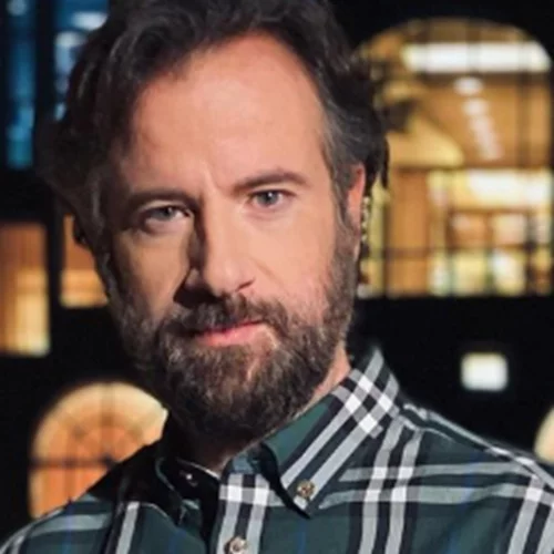 "Η λεύκη που έχω είναι κάτι πολύ φυσιολογικό και δεδομένο" | Ο Κωστής Μαραβέγιας δείχνει τα σημάδια της λεύκης στα χέρια του