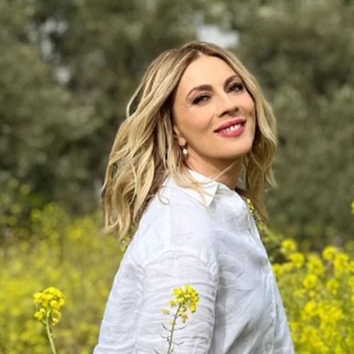 Το εξοχικό σπίτι της Σμαράγδας Καρύδη στην Αίγινα, είναι ένα όνειρο