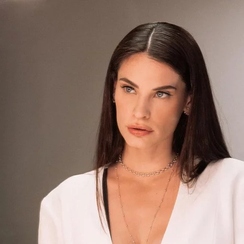 Χριστίνα Μπόμπα | Δημιούργησε το πιο ωραίο (και άνετο) καλοκαιρινό look για νησί