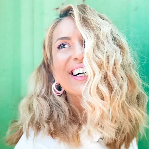 Στο κομμωτήριο η Μαρία Ηλιάκη | Υιοθέτησε το απόλυτο χρώμα μαλλιών του φετινού καλοκαιριού