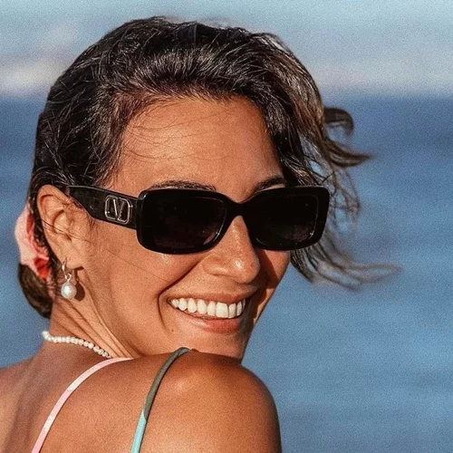 Η Ευγενία Σαμαρά με υπέροχο λευκό μαγιό | Μας δείχνει το γυμνασμένο της κορμί αδιαφορώντας για τα αρνητικά σχόλια στο Twitter