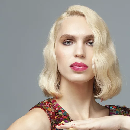 #HairHasNoGender | Η Καίτη Γραμμά μοιράζεται τη δική της ιστορία πίσω από τα λαμπερά, ξανθά μαλλιά της