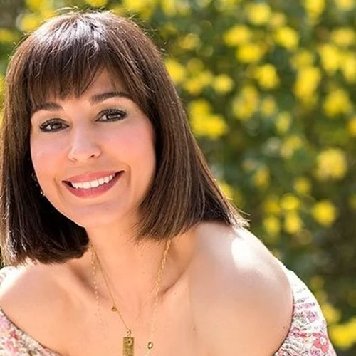 Η Κατερίνα Παπουτσάκη φόρεσε την κολακευτική σκιά που κάθε γυναίκα με καστανά μάτια πρέπει να δοκιμάσει