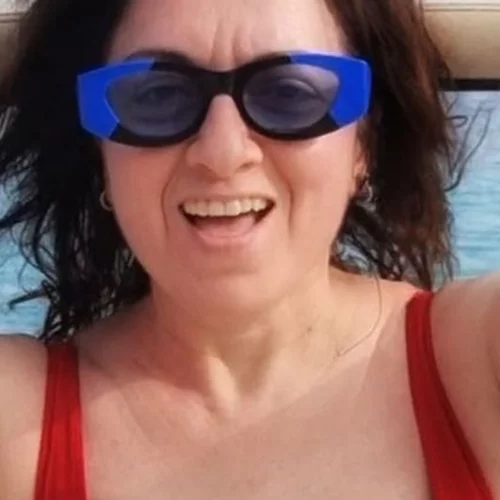 Η Σοφία Μουτίδου ποζάρει με μεσάτο κόκκινο μαγιό και εμπνέει όλες μας