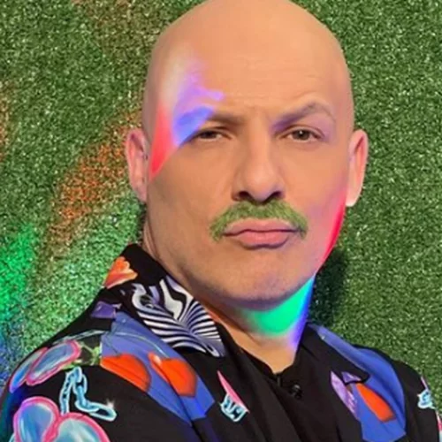 Νίκος Μουτσινάς | "Όταν είπα στη μητέρα μου "μαμά, είμαι gay", μπορεί να είπε μέσα της πως "επιτέλους, είμαι η μοναδική γυναίκα στη ζωή του"