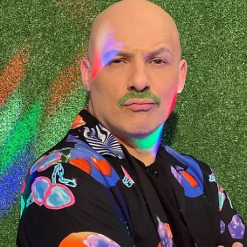 Νίκος Μουτσινάς | "Δεν με νοιάζει αν κάποιος με πει γκέι ή straight για να με αποδεχτεί. Με νοιάζει να αποδεχτώ εγώ τον εαυτό μου"