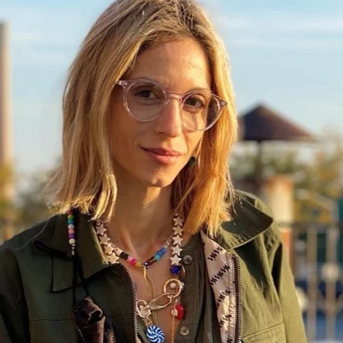 Η Σοφία Καρβέλα έχει κοιλιακούς "πέτρα" | Ποζάρει με ρούχα γυμναστικής και εντυπωσιάζει