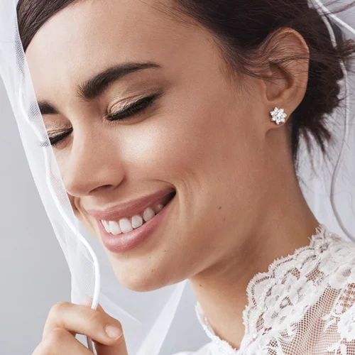 Παντρεύεσαι το καλοκαίρι; Μάθε τα μυστικά για το απόλυτο νυφικό μακιγιάζ από την Bobbi Brown