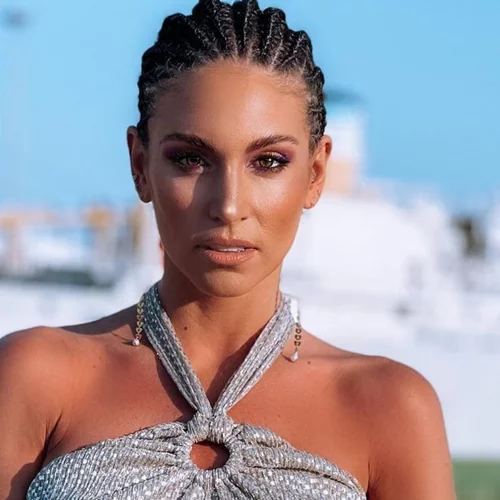 Αθηνά Οικονομάκου | Λατρέψαμε το ιδιοφυές χτένισμα που έκανε για να προστατεύσει τα μαλλιά της από τον αέρα