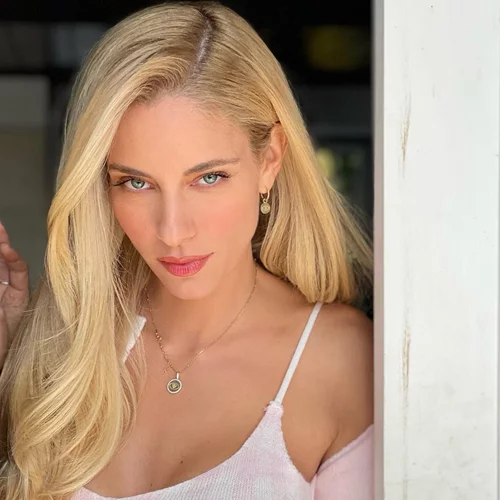 Δούκισσα Νομικού | Αποκάλυψε τον πανεύκολο τρόπο με τον οποίο διατηρεί λαμπερά και υγιή τα μακριά μαλλιά της