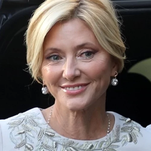 Η Marie - Chantal φωτογραφίζεται στο υπέροχο και καλαίσθητο σαλόνι του σπιτιού της