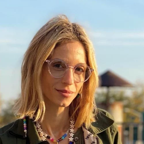 Σοφία Καρβέλα | Καμία άλλη δεν τρώει ολομόναχη με τόσο στιλ