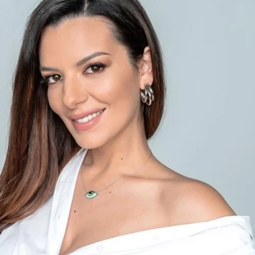 Νικολέττα Ράλλη | Καλωσορίζει τον Απρίλιο ποζάροντας με μαγιό