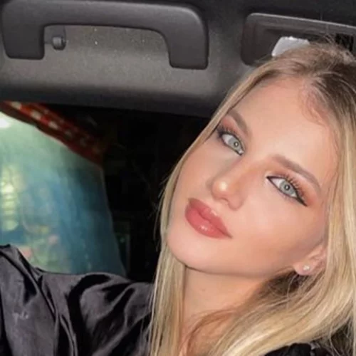 Άννα Μαρία 'Ίβιτς | Η κόρη της Ελένης Πετρουλάκη ποζάρει με μαγιό και μας δείχνει τους γραμμωμένους της κοιλιακούς