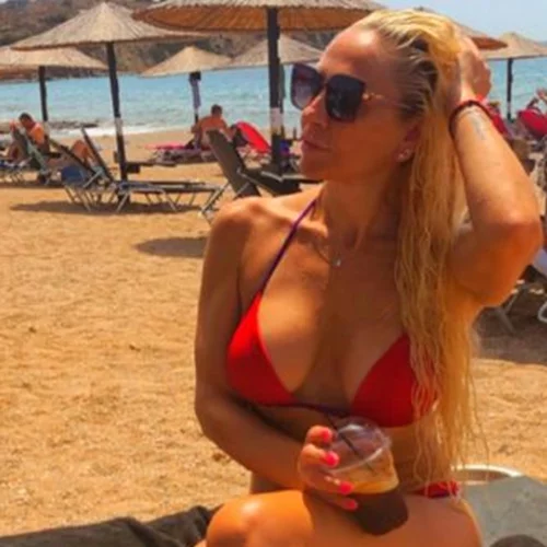 Η Μιρέλα Μανιάνι ποζάρει με κόκκινο μπικίνι | Πώς είναι σήμερα η Ολυμπιονίκης;